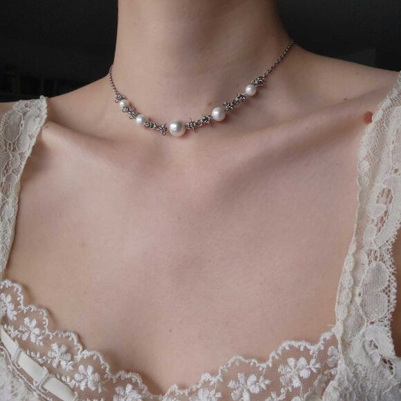 50s Old Hollywood style white pearls and silver chainmaille choker necklace - Picture 3 of 9